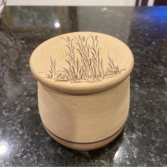 Studio pottery butter keeper “W & K” with wheat grass etching on the top - Picture 2 of 9